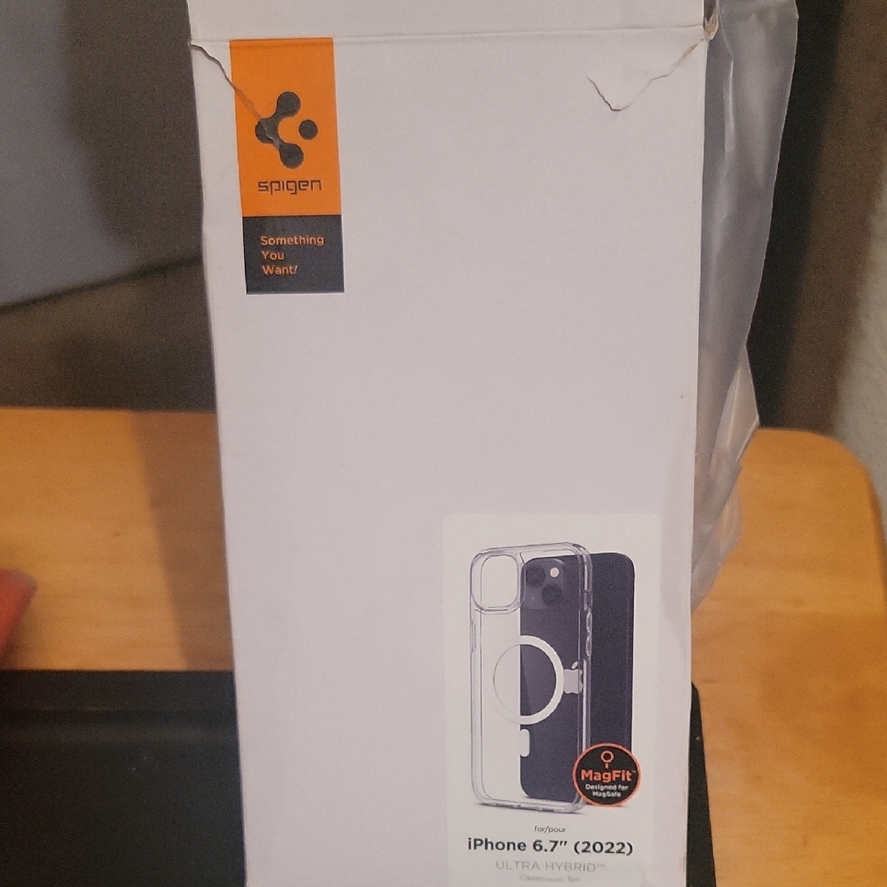 Spigen MagFit Ultra Hybrid Case for iPhone 6.7" (2022) - Clear